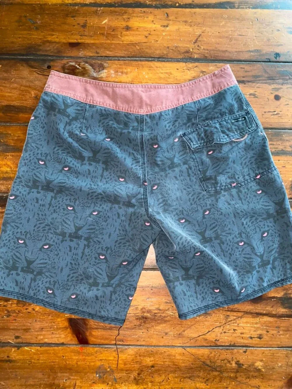 QUICKSILVER Men’s Dryflight Leopard Board Swim Shorts, Size 28